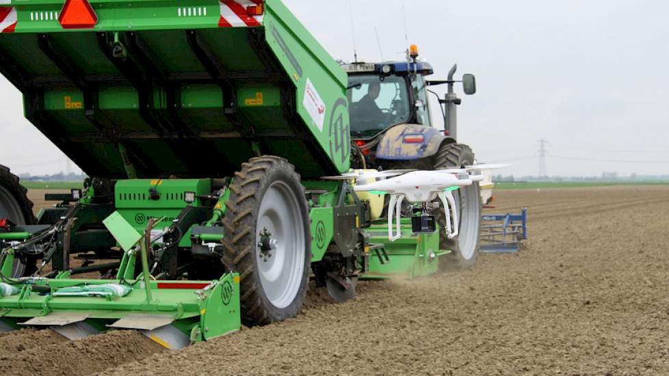 „Voordeel van rijenbemesting is onder meer dat je geen kopakkers bemest waar je toch niet poot.” Volgens PPO-er Marcel Tramper bespaar je zo ook op meststof en arbeid en belast je de bodem minder door toepassen van rijenbemesting.