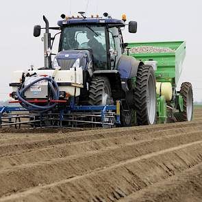 Na het voorfrezen spuit de combi Amistar voor de kwaliteit van de schil. Na het gewasbeschermingsmiddel wordt het granulaat Powerstart toegediend. Dan valt de poter in de grond. Na het poten wordt een powerbasis meststof gespoten. Dan wordt de rug opgebou