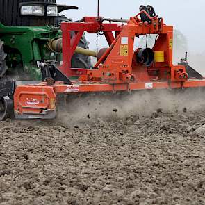 De kluiten schieten weg. „Door voor het aanaarden stikstof te injecteren heb je geen vervluchtiging en minder uitspoeling”, volgens de bemestingsman van Van Iperen, die concludeert dat dit een hogere stikstofefficientie in de aardappelen betekent. „Door t