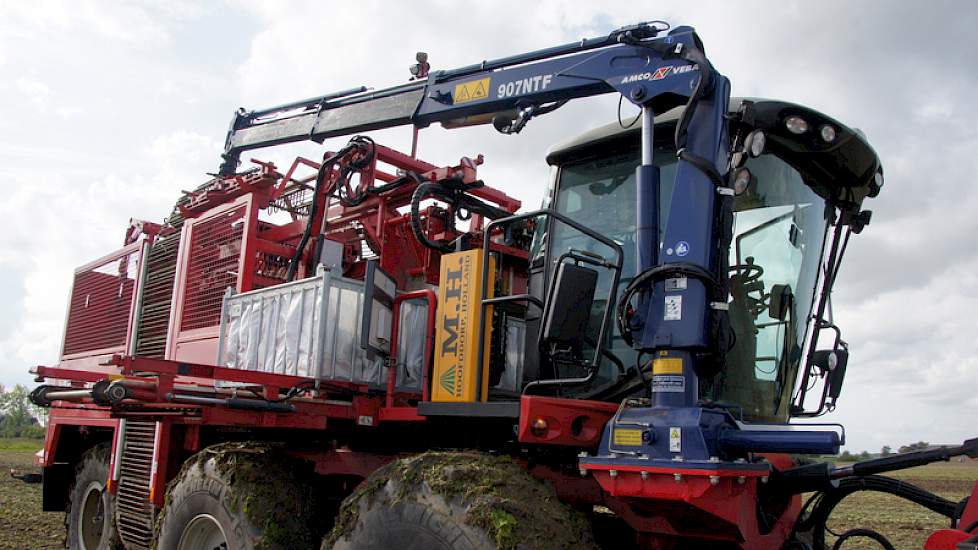 De kraan aan de zijkant is vooral handig als andere mogelijkheden voor het tillen van de containers niet ter plaatse kunnen komen. Bovendien scheelt het extra menskracht.
