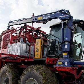 De kraan aan de zijkant is vooral handig als andere mogelijkheden voor het tillen van de containers niet ter plaatse kunnen komen. Bovendien scheelt het extra menskracht.