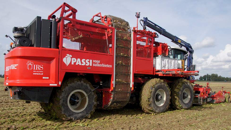 De transportband brengt de bieten omhoog en weegt de opbrengst van een proefveldje.