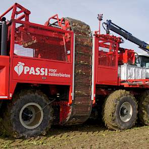 De transportband brengt de bieten omhoog en weegt de opbrengst van een proefveldje.