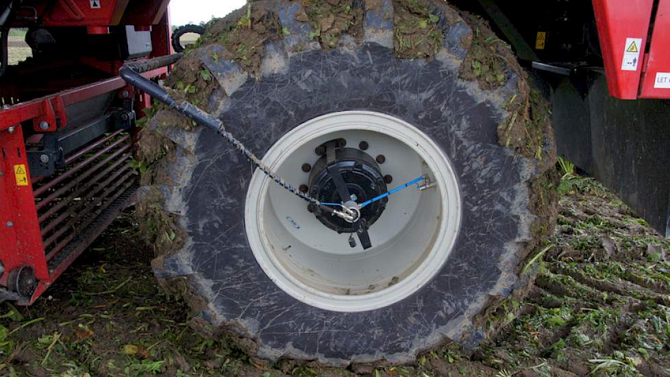 Een drukwisselsysteem op de banden van de Passi is uniek op een bietenrooier. Op lage spanning is vervoer van de rooier op een speciale dieplader het best te doen. De machine blijft zo laag genoeg om voor de wet normaal transport te zijn.