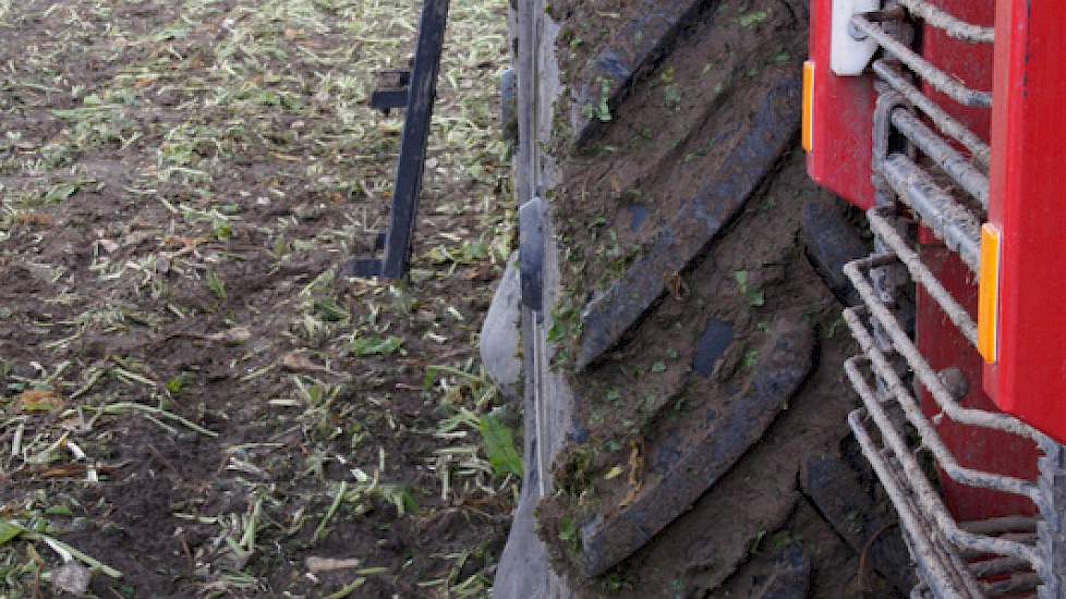 Bij 1 bar, de druk op de banden in het veld, maken de banden dikke wangen. 'De banden moeten indeuken, niet de grond', zegt Frans Tijink.
