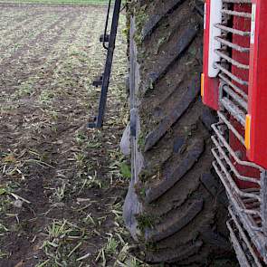 Bij 1 bar, de druk op de banden in het veld, maken de banden dikke wangen. 'De banden moeten indeuken, niet de grond', zegt Frans Tijink.