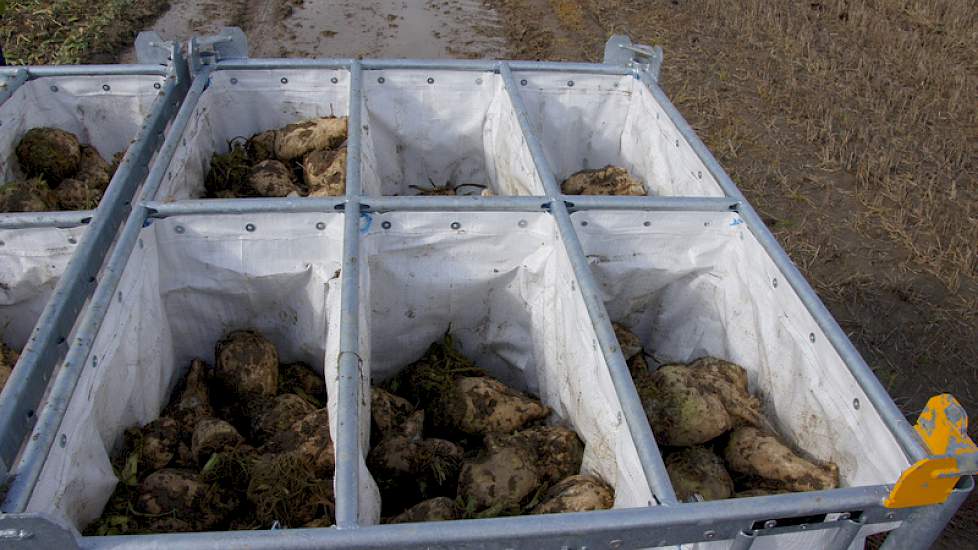 Iedere monstercontainer heeft zes vakken. Het IRS heeft 200 containers. De zakken voorkomen breuk.