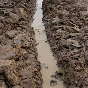 Omdat er nogal wat hoogteverschillen zitten in zijn percelen valt het niet overal mee om het water snel te laten weglopen.