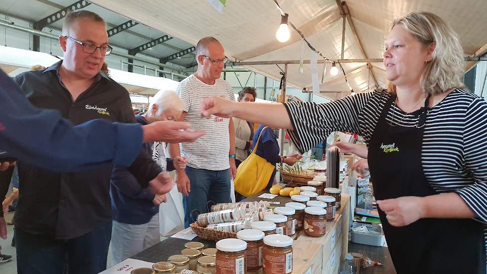 Helma en Arjan Biesheuvel achter hun kraam met verse knoflookproducten.