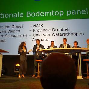 Na de presentatie van Brussaard, vond er een panel plaats waaraan Leendert Jan Onnes (NAJK), Marcel van Vulpen (Provincie Drenthe), Dirk-Siert Schoonman (Bestuurslid Unie van Waterschappen), Peter Sloot (Aequator) en melkveehouder Henk Jolink deelnamen.