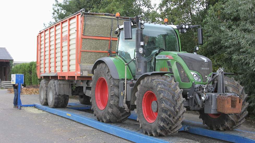 De combinatie rijdt de weegbrug op. Hierna volgt een lange rit naar Hoogblokland, ook door de bebouwde kom, dus het neemt enige tijd in beslag.