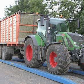 De combinatie rijdt de weegbrug op. Hierna volgt een lange rit naar Hoogblokland, ook door de bebouwde kom, dus het neemt enige tijd in beslag.