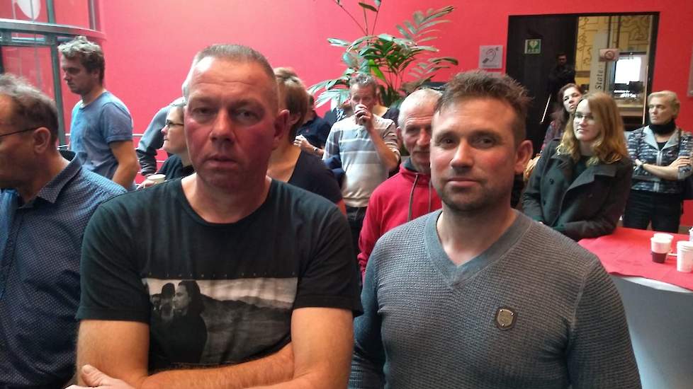Anton Houdijk (links) en Matthieu Spruit. Houdijk is melkveehouder in Oudewater. „Je kunt niet verder zo. Je weet als boer niet waar je aan toe bent. Ik voel me vrijwillig gedwongen.” Spruit is melkveehouder met kaasmakerij en varkenshouder in Oudewater.