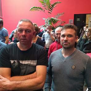 Anton Houdijk (links) en Matthieu Spruit. Houdijk is melkveehouder in Oudewater. „Je kunt niet verder zo. Je weet als boer niet waar je aan toe bent. Ik voel me vrijwillig gedwongen.” Spruit is melkveehouder met kaasmakerij en varkenshouder in Oudewater.