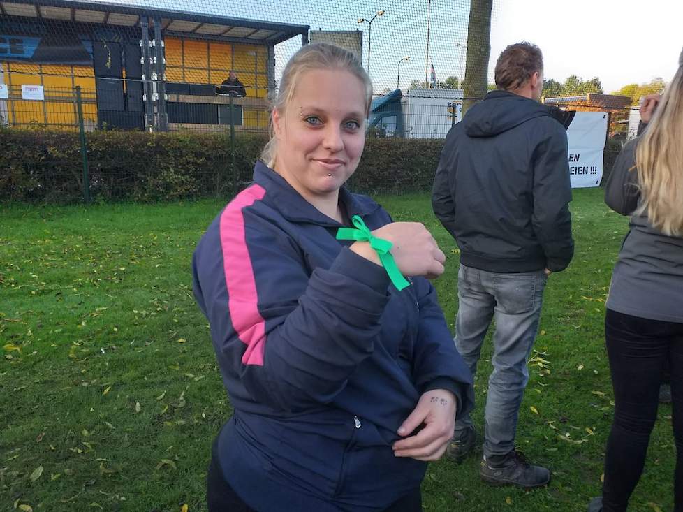 Nous van Tricht uit Doetinchem draagt groene linten om de boeren te steunen. Ze is zelf geen boerin maar heeft wel familie die werkzaam is in de sector.