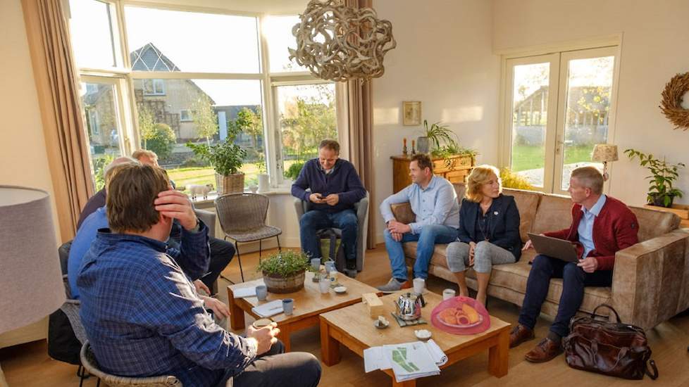 Gedeputeerde Bom-Lemstra in gesprek met boeren en bestuurders van LTO Noord regio West.