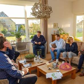 Gedeputeerde Bom-Lemstra in gesprek met boeren en bestuurders van LTO Noord regio West.