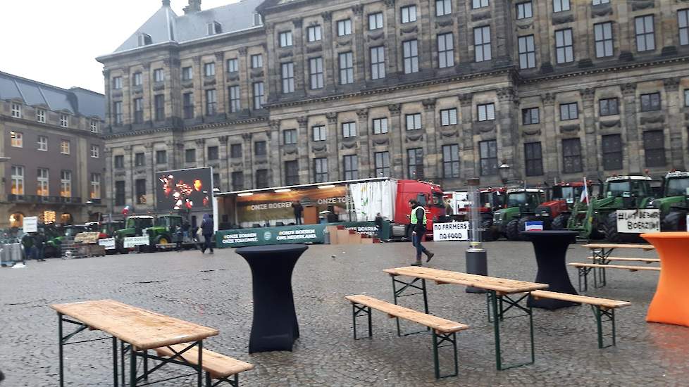 Het podium en de eerste tafels staan op de Dam.