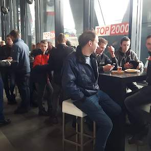 Boeren en bouwers lunchen in het Top 2000 café.