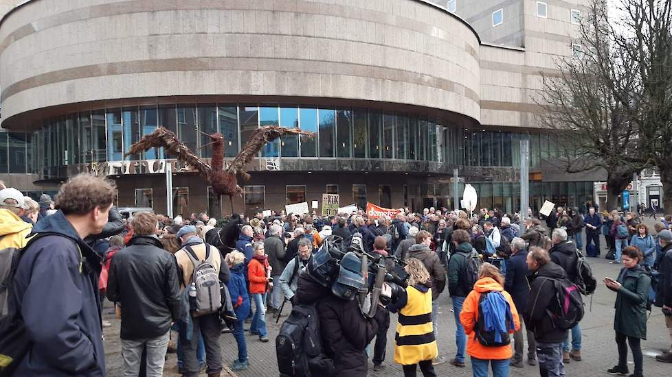 De wandelaars zijn aangekomen bij het Hofplein in Den Haag. Volgens onze verslaggever ter plaatse wordt er „Kringlooplandbouw nu!” gescandeerd.