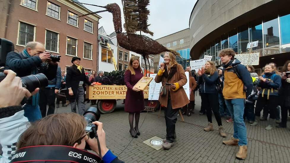 Marcia de Graaff, mede-initiatiefnemer van de Kring-Loop, overhandigt minister Schouten het tienstappenplan van de ruim vijftig deelnemende organisaties voor de transitie naar natuurinclusieve landbouw.
