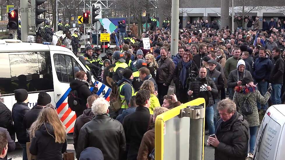 Boeren tegengehouden door ME voor stickeractie bij ministerie van LNV 
 #Boerenprotest Den Haag 19 februari