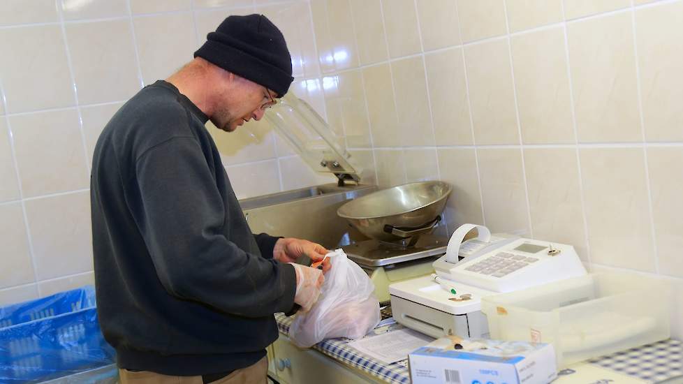 Vroone maakt de bestellingen klaar. „Logistiek is het wat meer werk. Ik moet eerst controleren of klanten betaald hebben en daarna de bestellingen klaar maken en in een zakje doen. Voorheen liep een consument door de winkel. Een klant die alleen voor eier