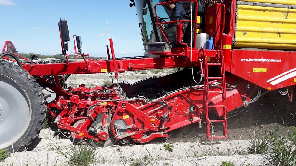 Voor het rooien heeft hij het perceel beregend met in totaal 20 mm. Vervolgens heeft de natuur hem nog eens 24 mm neerslag bezorgd. Desondanks was de grond bovenop nog erg droog. Maar de aardappelen komen mooi binnen, zegt Postma.