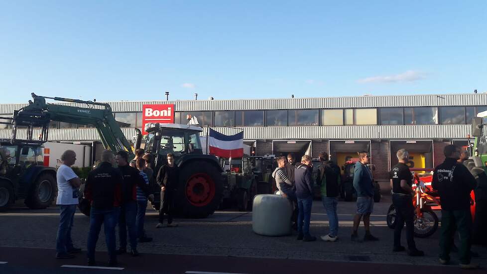 Boeren blokkeren vrijdagavond een distributiecentrum in Nijkerk.