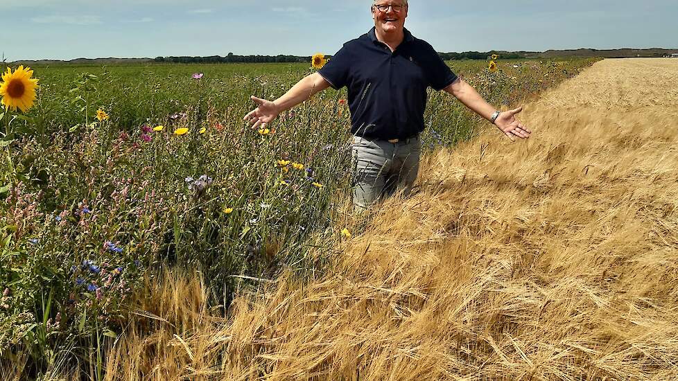 Arnold Langeveld in het graan op zijn Texel.