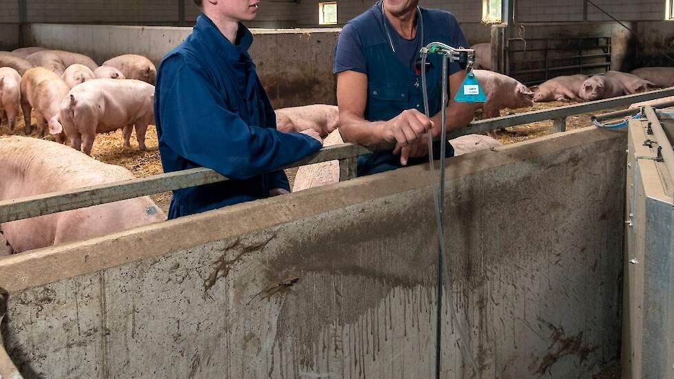 Bij de meetopstelling in de stal nemen Kreuger en de veldonderzoeker een aantal vragen door. Kreuger heeft niet lang getwijfeld om zich aan te melden voor het vrijwillige onderzoek. „Natuurlijk ben ik benieuwd wat er uit de resultaten komt en wat er vervo