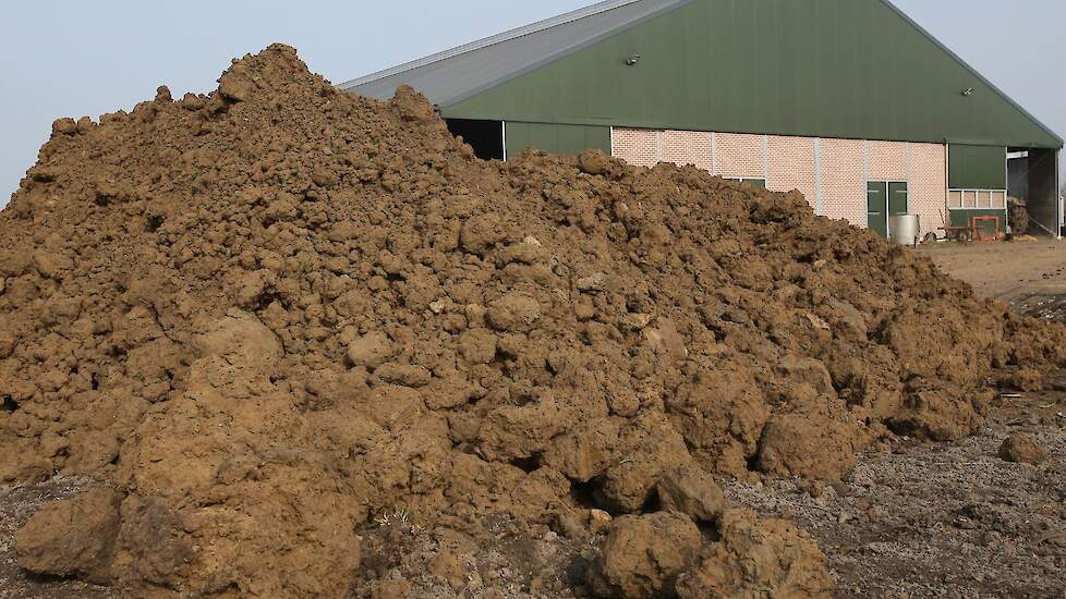 De kleigrond met circa 30 procent lutum is afkomstig van een 4 meter dikke kleideklaag van een zandwinning in Echteld en heeft het afgelopen jaar in een depot gelegen in Oss. De klei is zorgvuldig gescreend op geschiktheid.