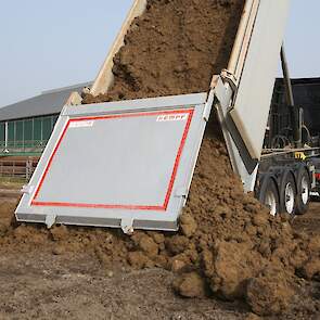 Cees Verhagen heeft zo’n 50 kuub klei ontvangen, goed voor een kleitoepassing op een kwart tot een halve hectare veenland. Op het perceel wordt de helft met klei behandeld en de andere helft niet, om te kunnen meten wat de klei doet.