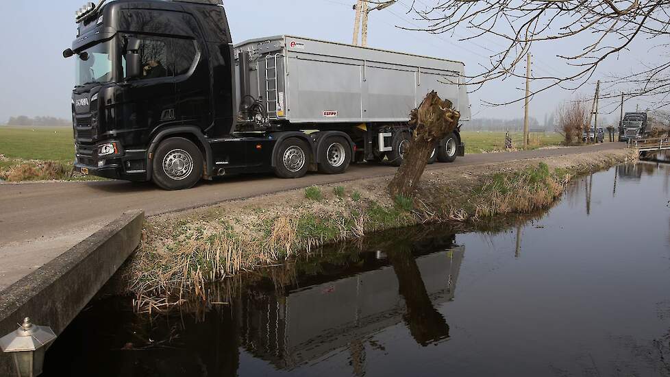 De klei wordt met vrachtauto’s naar de boerderij van Cees Verhagen gebracht. „We moeten er wel voor zorgen dat we verkeersoverlast op de smalle polderwegen door het vrachtverkeer voorkomen. Dat is een aandachtspunt in de Krimpenerwaard.”