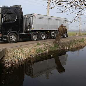 De klei wordt met vrachtauto’s naar de boerderij van Cees Verhagen gebracht. „We moeten er wel voor zorgen dat we verkeersoverlast op de smalle polderwegen door het vrachtverkeer voorkomen. Dat is een aandachtspunt in de Krimpenerwaard.”