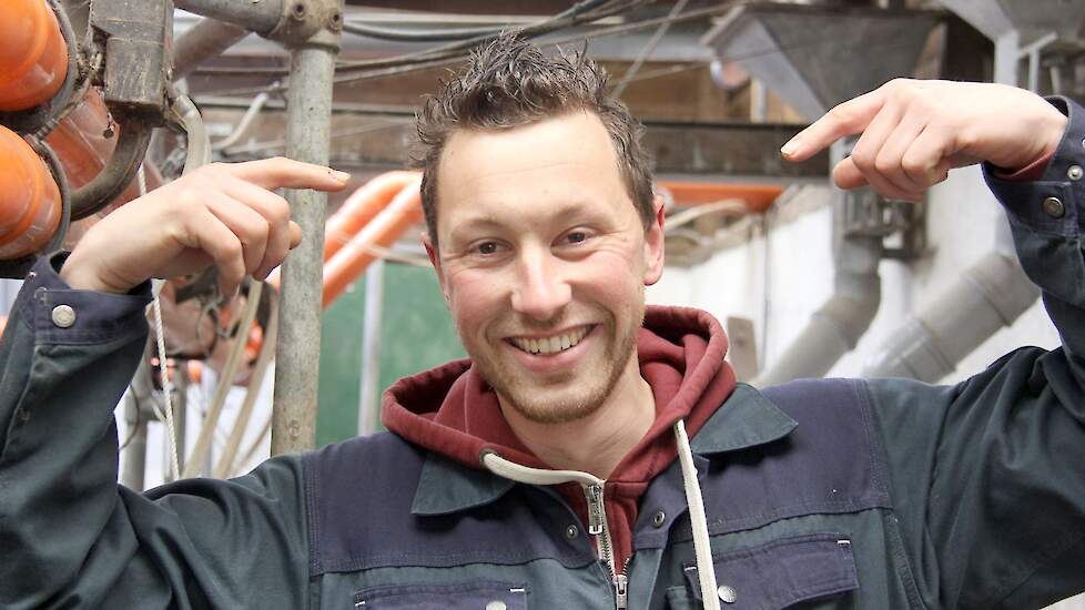 Roel van Buuren vertelt in de oude melkstal over de functie van de hoorns.