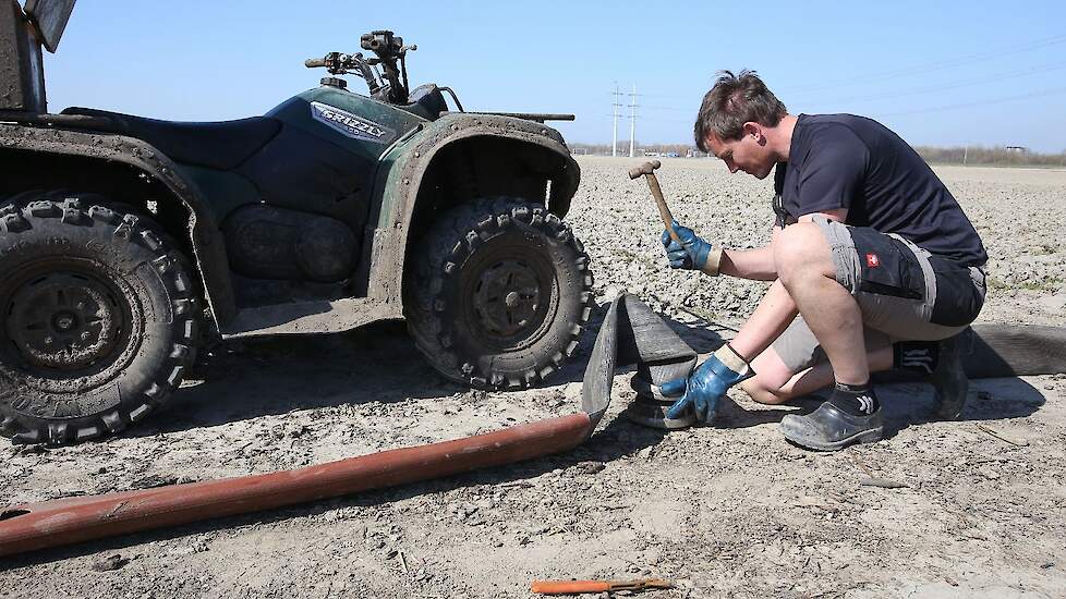 Jan Versteegen doet alle werkzaamheden rond de pompwagen.