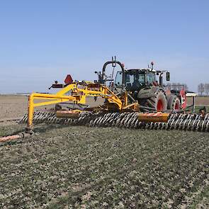 Van Kampen doet het land- en bemestingswerk.