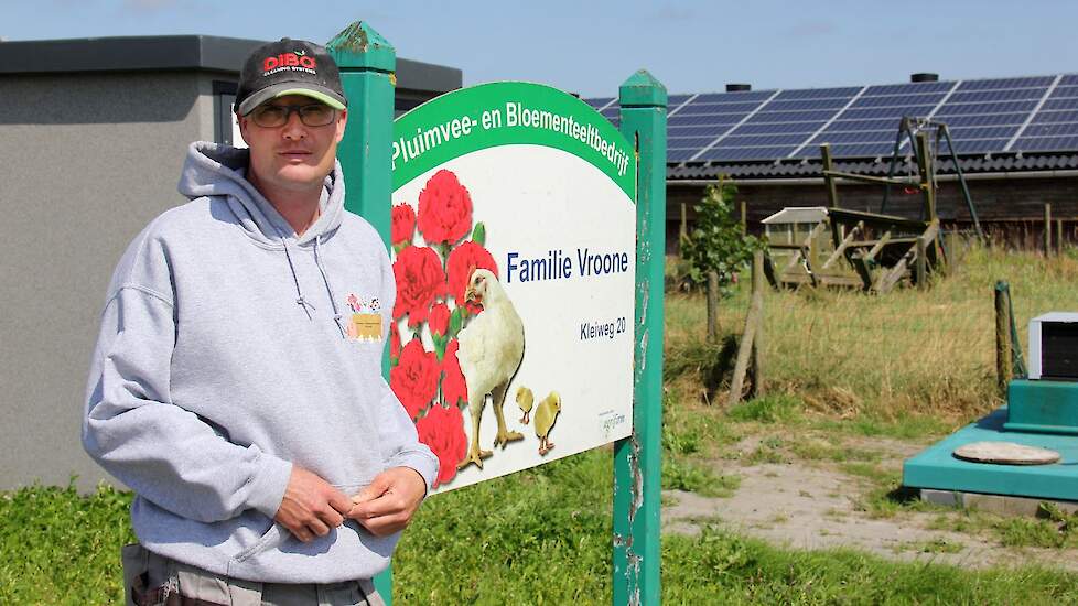 Peter Vroone kweekt rozenbottels voor boeketten.