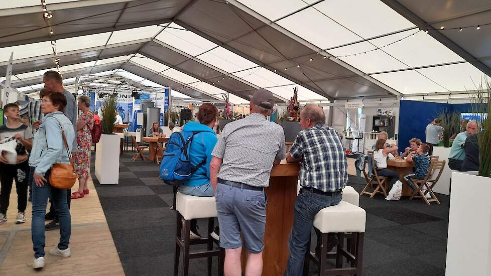 Even pauzeren op het horecaplein in de tent.