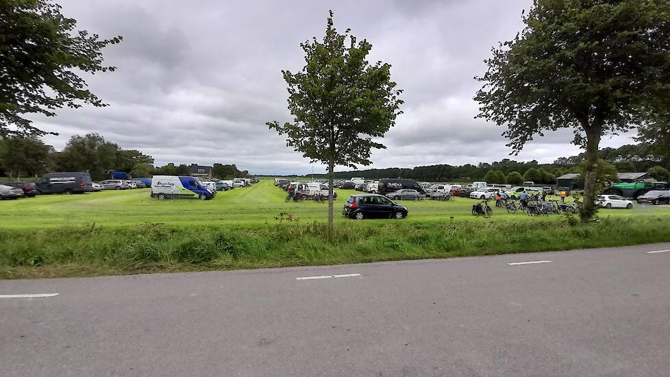 Het parkeerterrein raakt al aardig vol op de eerste dag van de beurs.