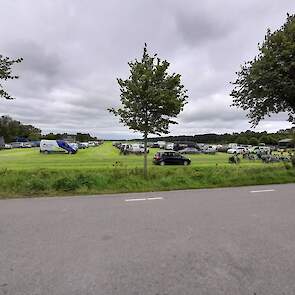 Het parkeerterrein raakt al aardig vol op de eerste dag van de beurs.