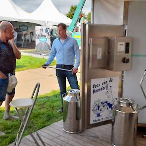 Melkveehouder De Wit ziet de interesse voor verkoop vanaf de boerderij stijgen en wil weten hoe zo'n melktap nou precies werkt.