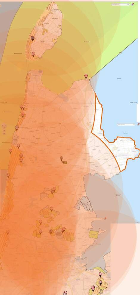 De kaart die Jack Rijlaarsdam via Aerius heeft gemaakt. Het witte gedeelte (binnen de oranje lijnen) valt buiten 25 kilometer van beschermde stikstofgevoelige natuur.