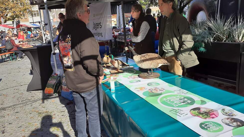 Boeren en burgers met elkaar in gesprek.