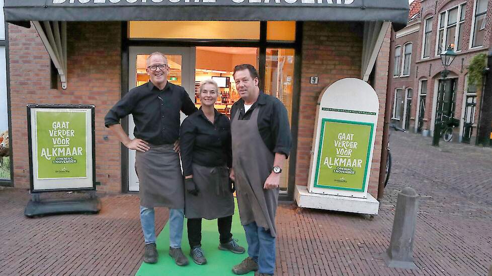 Wiebe Boersma met zijn team voor de slagerij in Alkmaar.