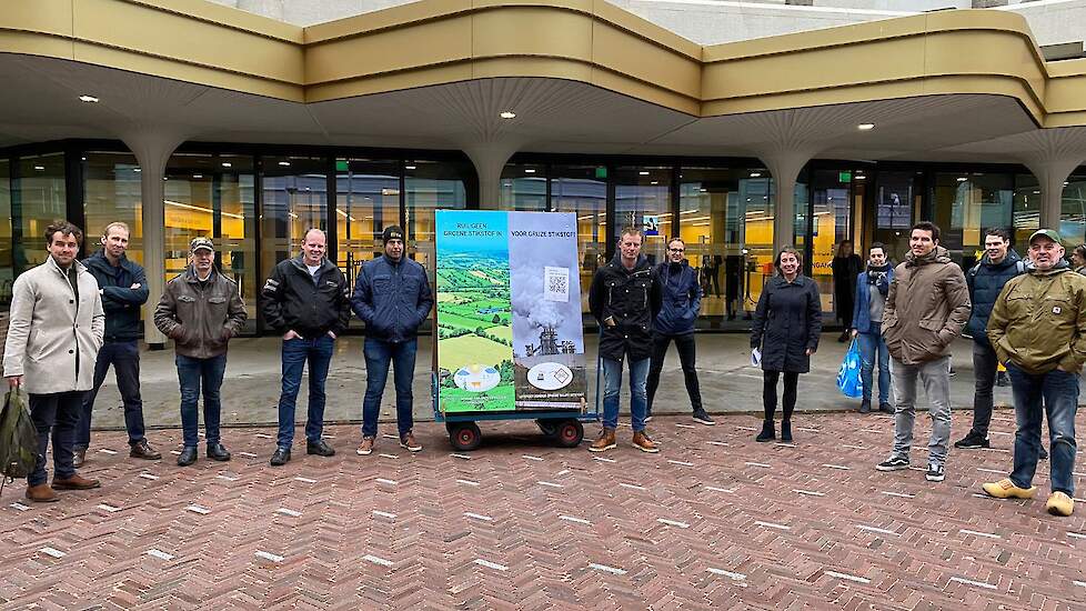 Marije Beens (Directeur Generaal Agro binnen LNV), Frank Kooyman (plaatsvervangend Directeur Agro binnen LNV) en Jonathan van der Geer (politiek adviseur van Carola Schouten) gingen vandaag in gesprek met de boeren Herbert te Selle (GD), Stefan te Selle