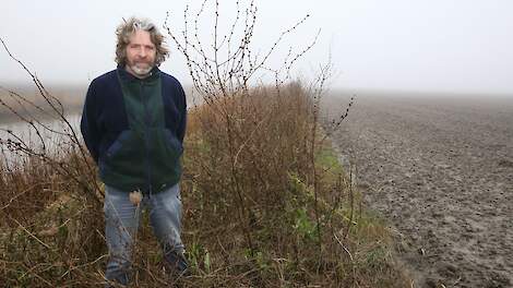 Akkerbouwer Jos Heermans vindt het moeilijk om meerjarige akkerranden niet te laten vergrassen.