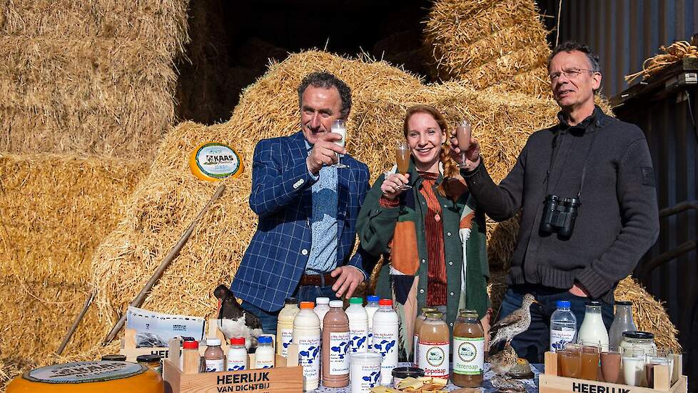 v.l.n.r. Arnold van Adrichem (participerend kringloopboer en voorzitter van LTO Delflands Groen), Charissa van Meurs (accountmanager van Heerlijk van Dichtbij) en Dirk Kunst (programmamanager Rotterdam de boer op!) proosten met een glaasje lokale melk, pe