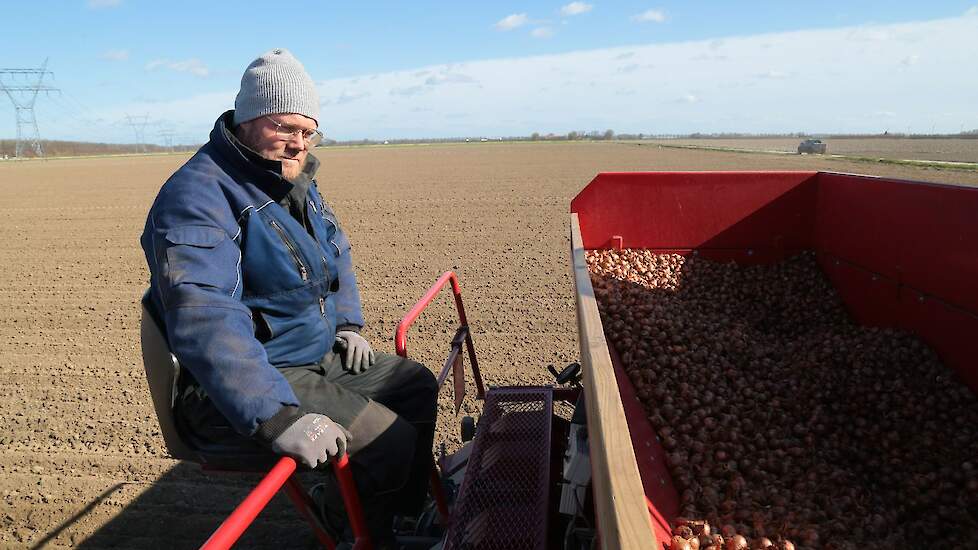 Medewerker Barry Blokker van Gourmet houdt achterop de machine alles in de gaten. Op het oog en op de computer.